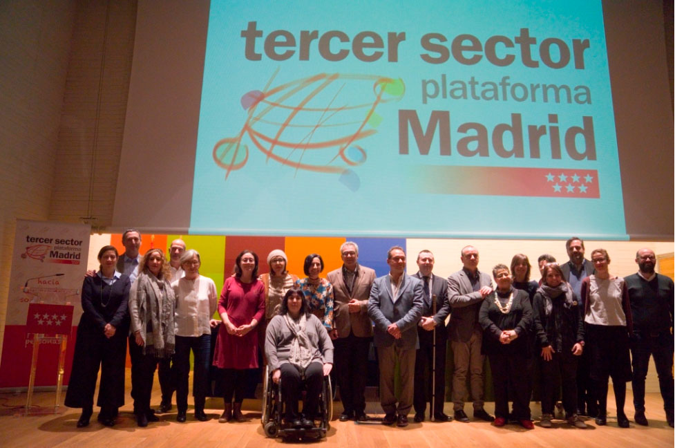 foto_de_familia_integrantes_plataforma_del_tercer_sector_madrid.jpg
