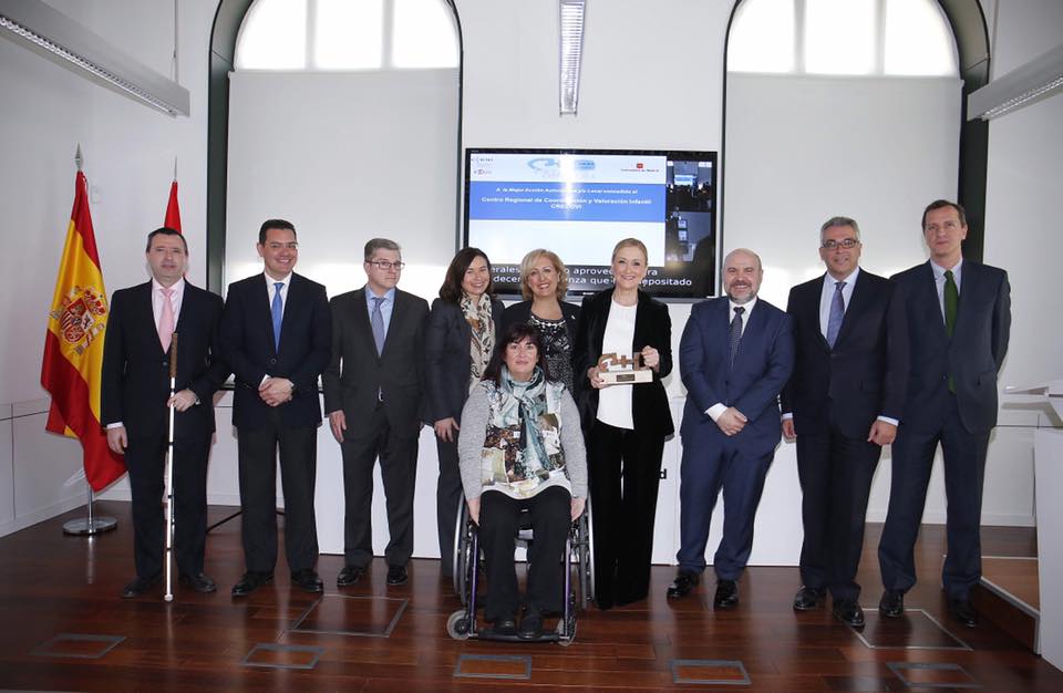 foto_de_familia_premio_cermi_al_centro_regional_de_coordinacion_y_valoracion_infantil.jpg