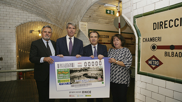 foto_de_familia_presentacion_cupon_100_anos_metro.jpg
