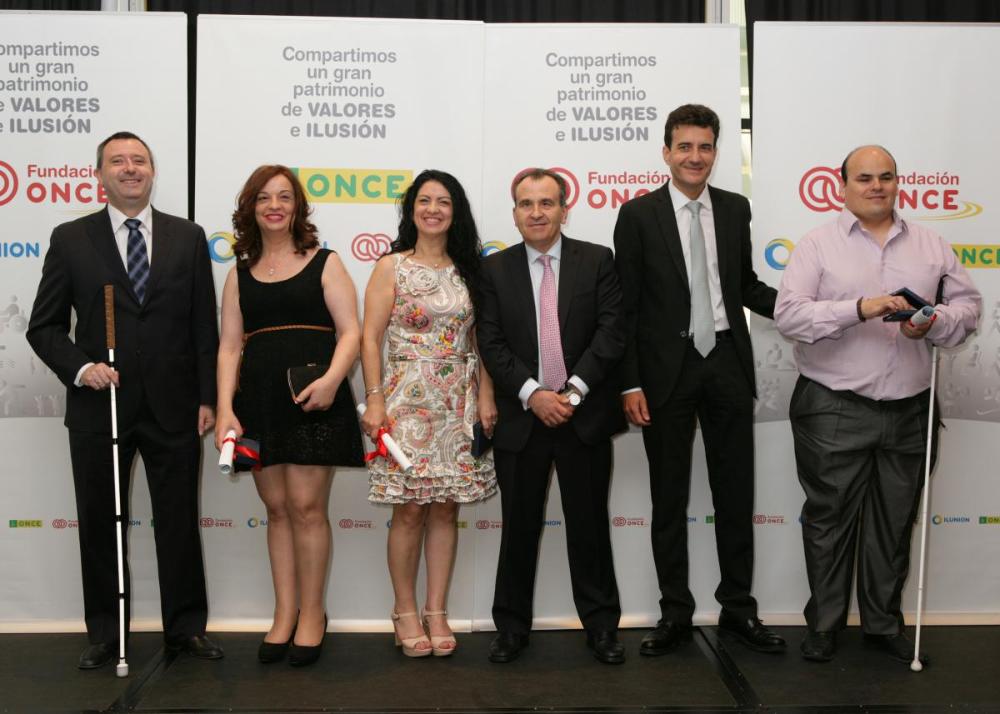 Algunos de los trabajadores recogiendo sus medallas
