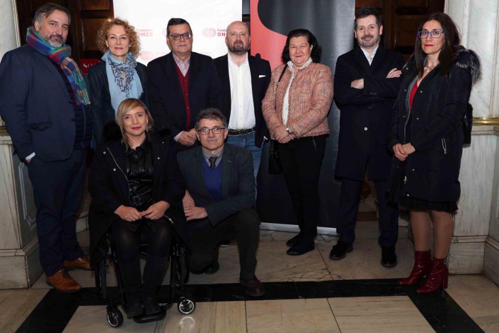 Foto de familia de todos los participantes en el acto de firma del convenio