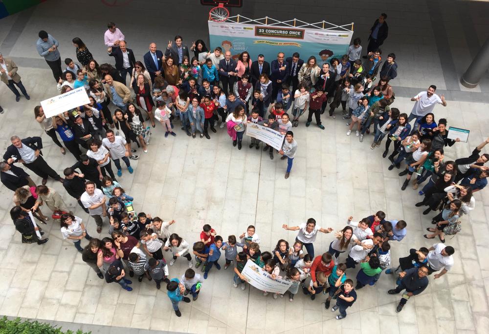 Foto de familia tras la firma del convenio entre Fundación ONCE y BBVA