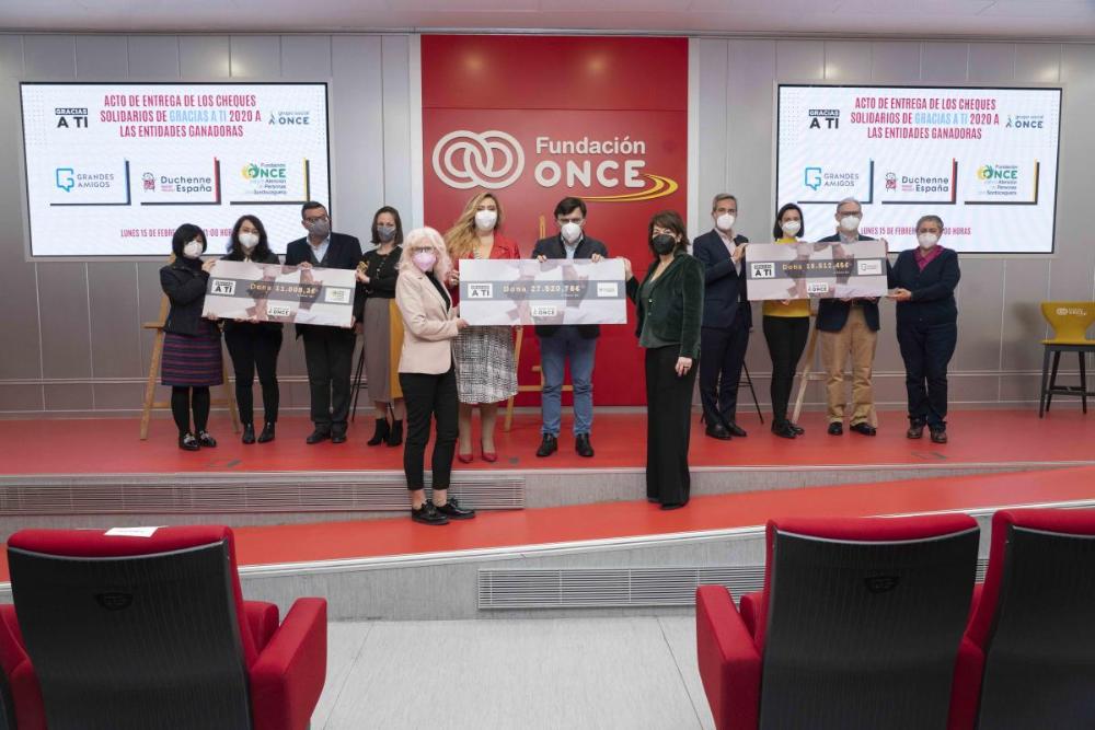 Foto de familia del acto de entrega de cheques del programa 'Gracias a ti'