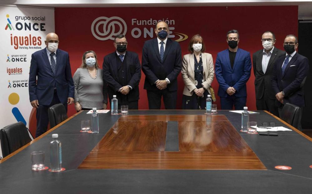 Foto de familia de los participantes en la presentación