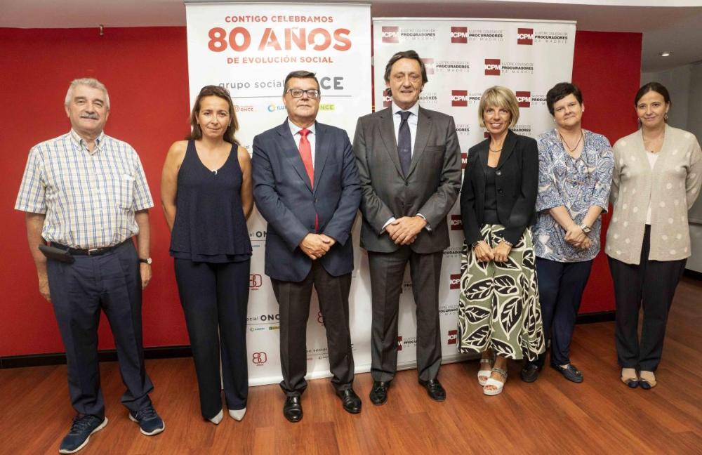 Foto de familia de los participantes en el acto de firma del convenio