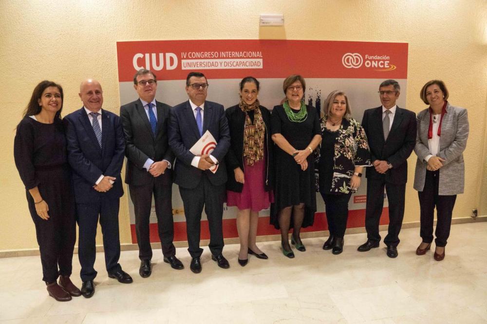 Foto de familia de todos los participantes en la inauguración del IV Congreso Universidad y Discapacidad
