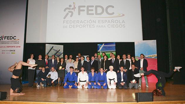 Foto de familia de todos los participantes en la firma del convenio