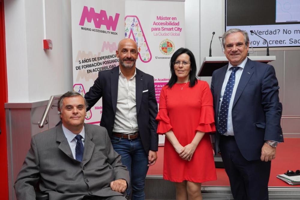 Foto de familia de los participantes en la presentación de la APP Medicamento Accesible Plus