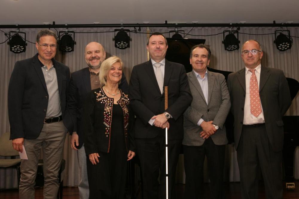Foto de familia de los participantes en la inauguración del Maratón
