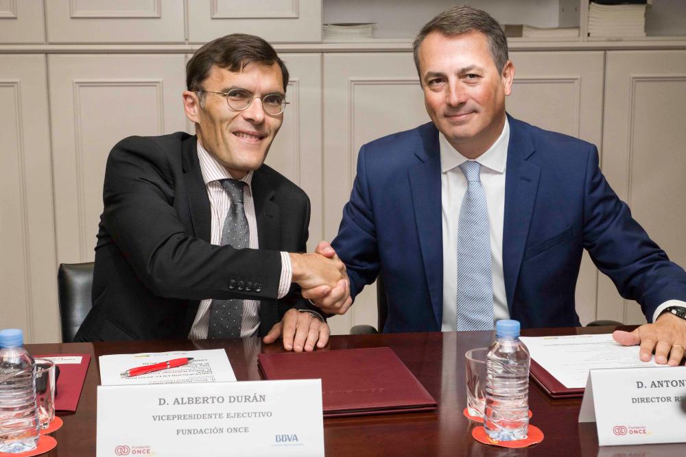 José Luis Martínez Donoso y Luis Cayo Pérez estechan sus manos tras la firma