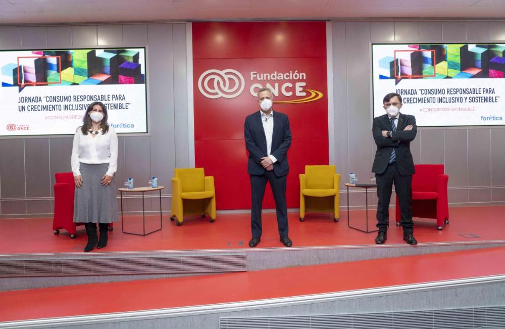 Los responsables de la inauguración posan en el escenario