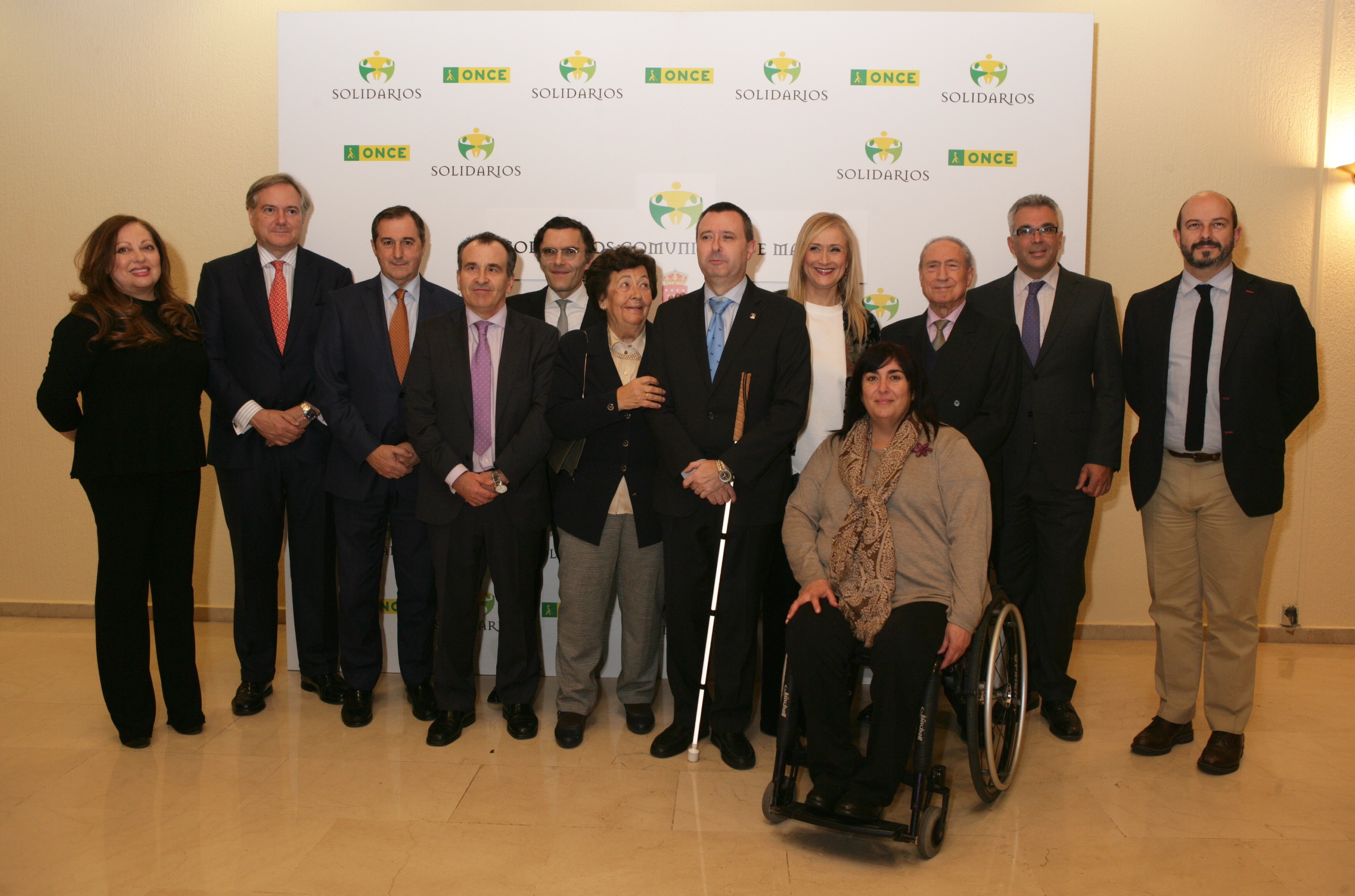foto_premiados_y_autoridades.jpg