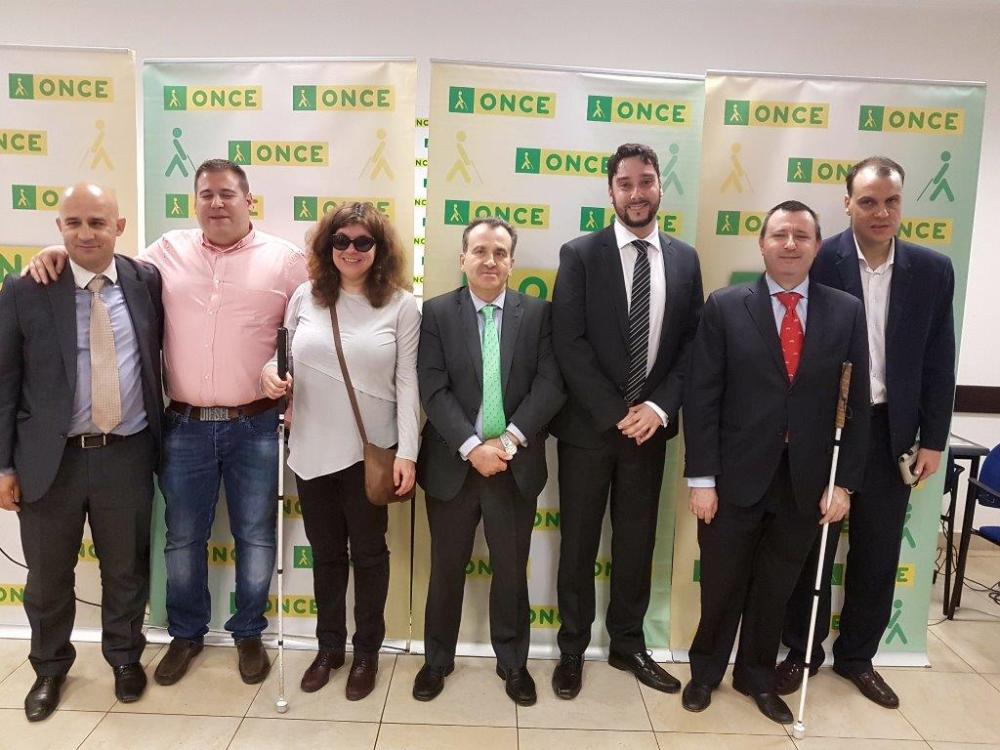 Foto de familia con los participantes en la presentación de Fernando Ortega