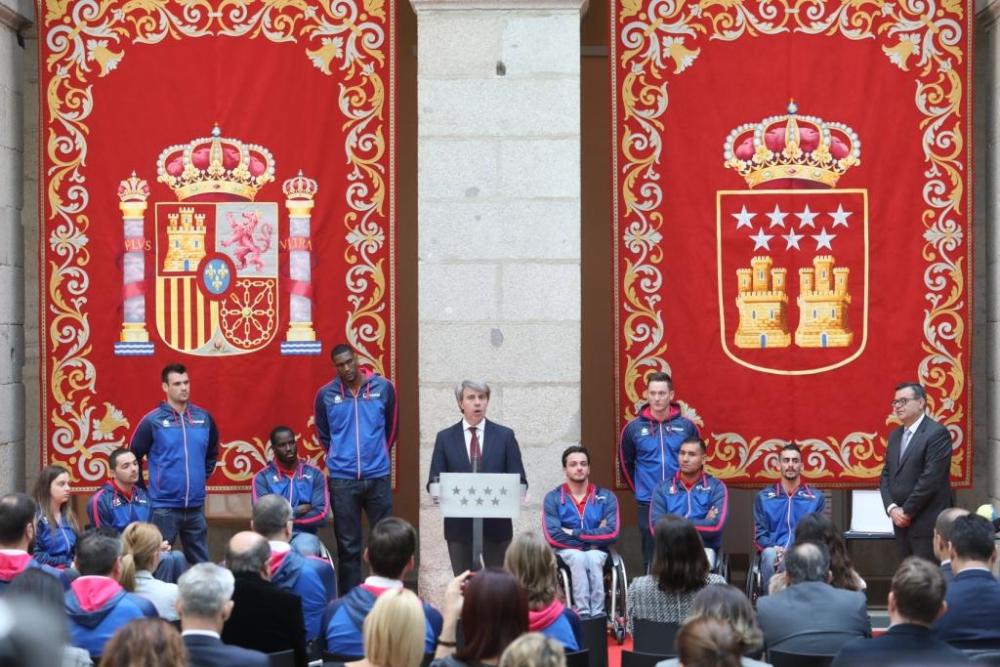 Momento de la recepción del presidente de la Comunidad al equipo