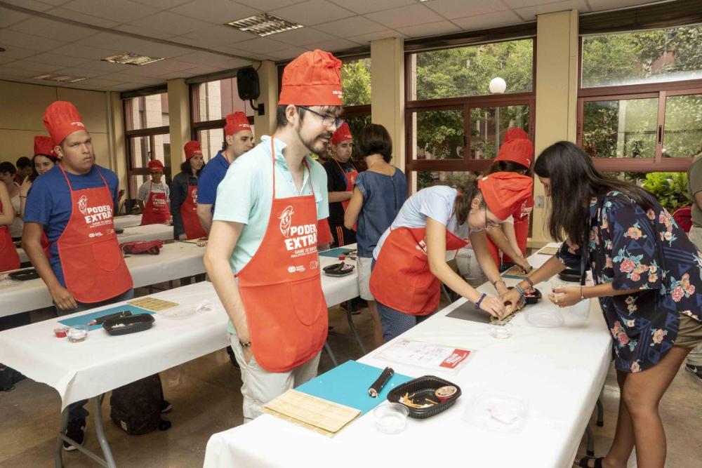 Varios jóvenes participan en uno de los talleres del Game