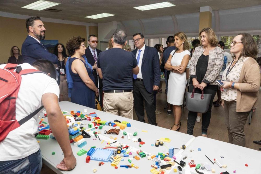 Las autoridades realizan la visita oficial por el Game de Empleo