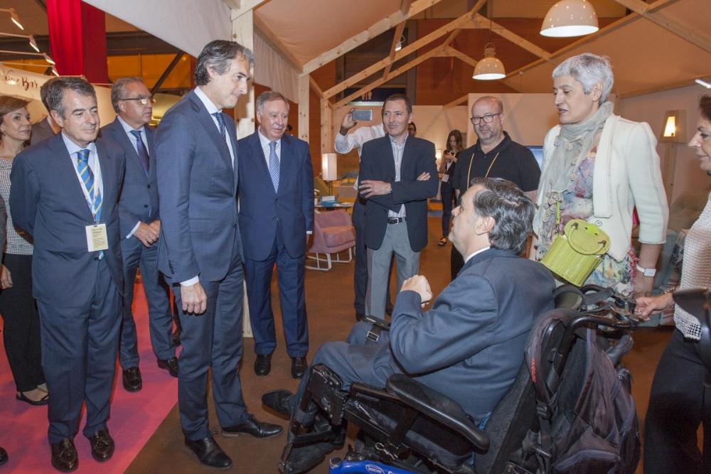 Jesús Hernández recibe al ministro en el interior de la vivienda