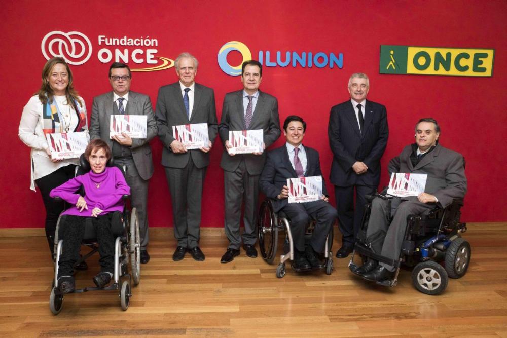 Foto de familia de los participantes en la presentación del libro
