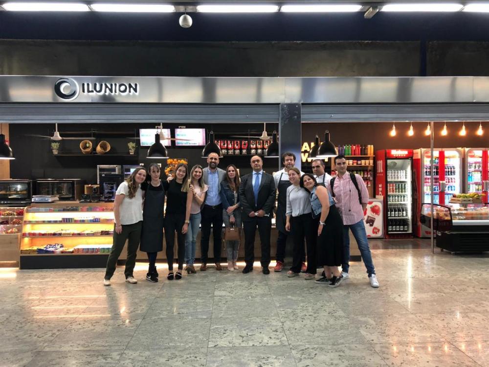 Foto de familia de los participantes en la inauguración de la tienda