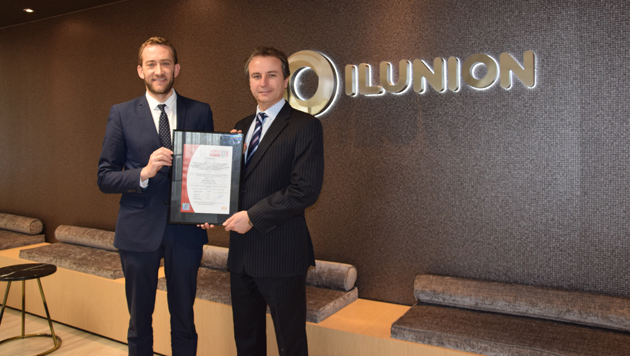 fotografia_de_la_entrega_del_certificado.jpg