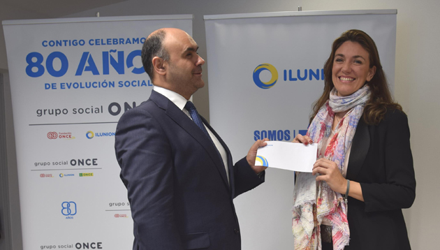 fotografia_durante_la_entrega_del_cheque.jpg