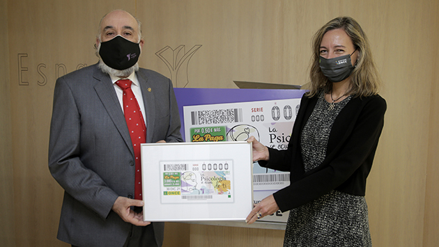 francisco_santolaya_y_patricia_sanz_sostienen_una_copia_enmarcada_del_cupon.jpg