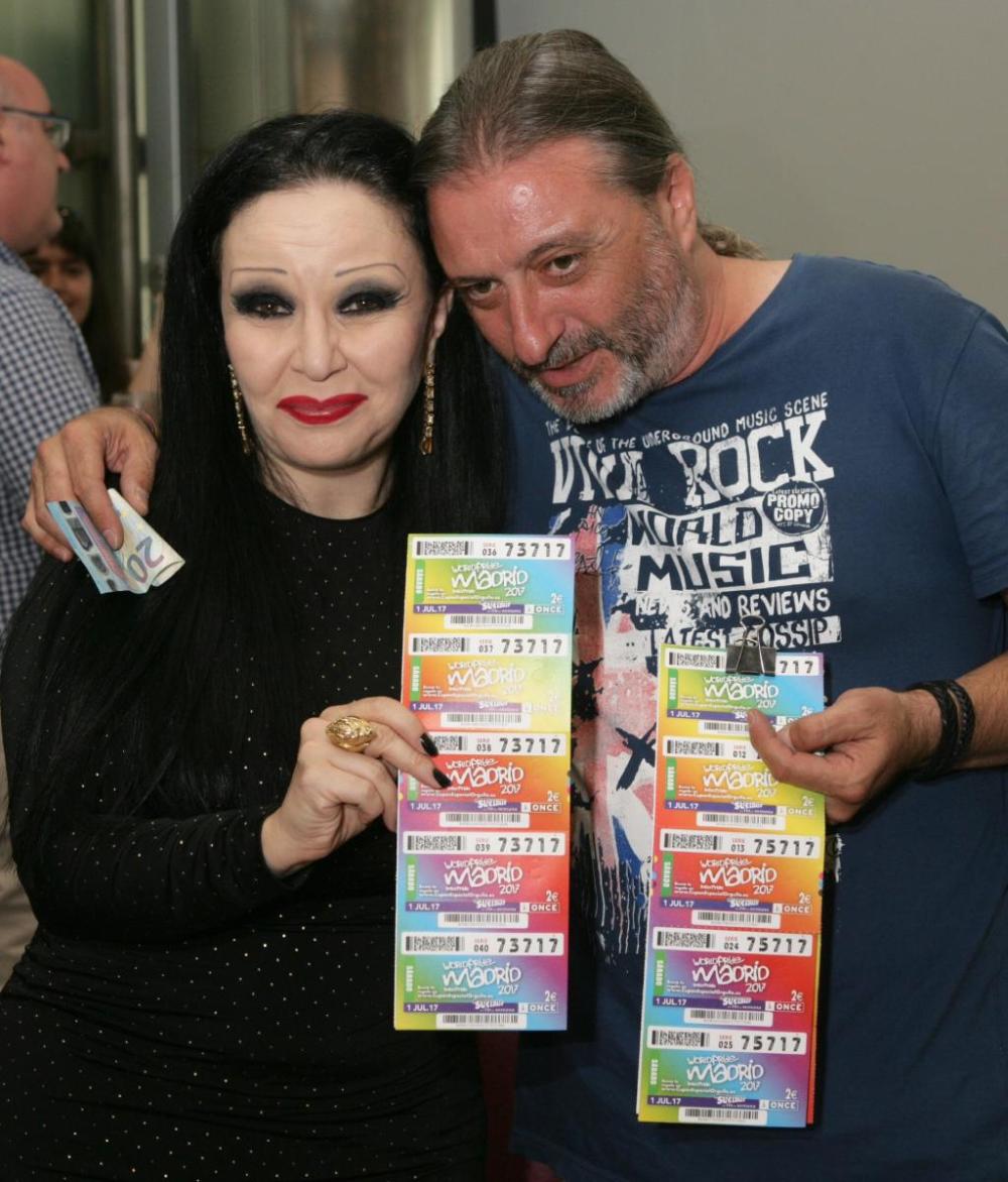 Alaska posa junto a uno de los vendedores de la ONCE