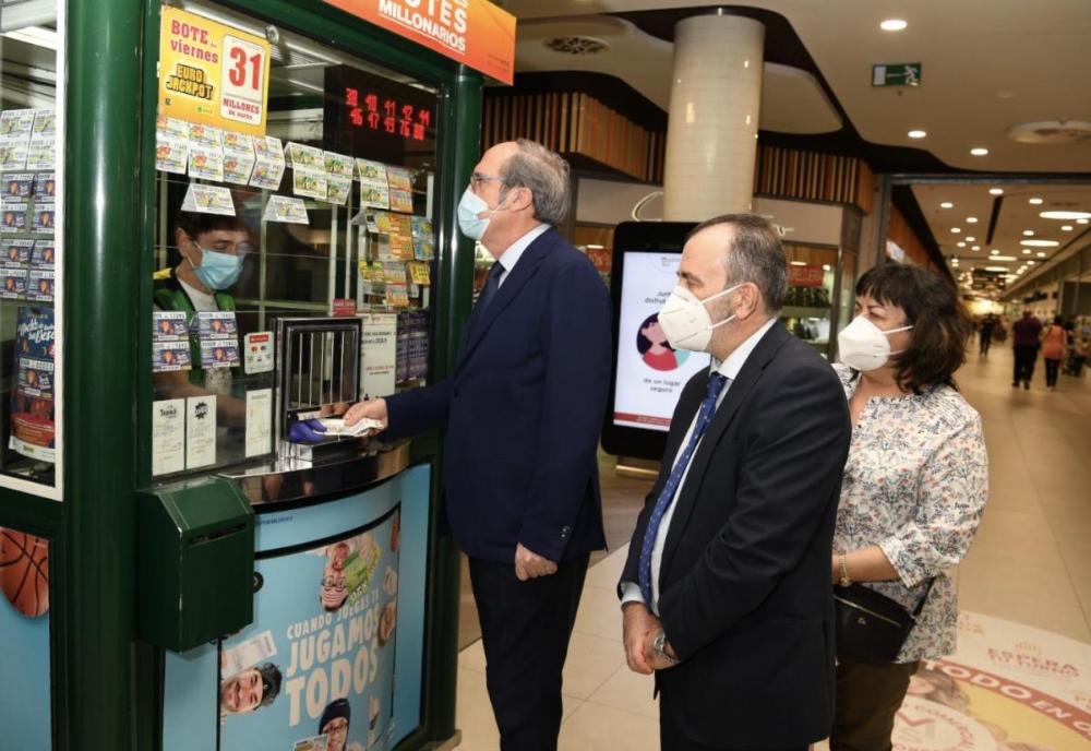 Ángel Gabilondo comprando el cupón de la ONCE