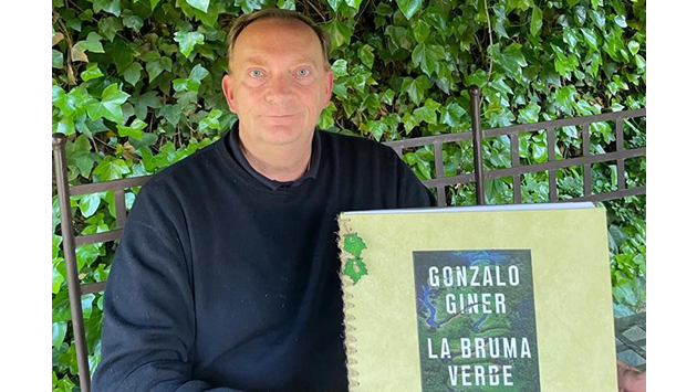 gonzalo_recibiendo_el_texto_en_braille.jpg
