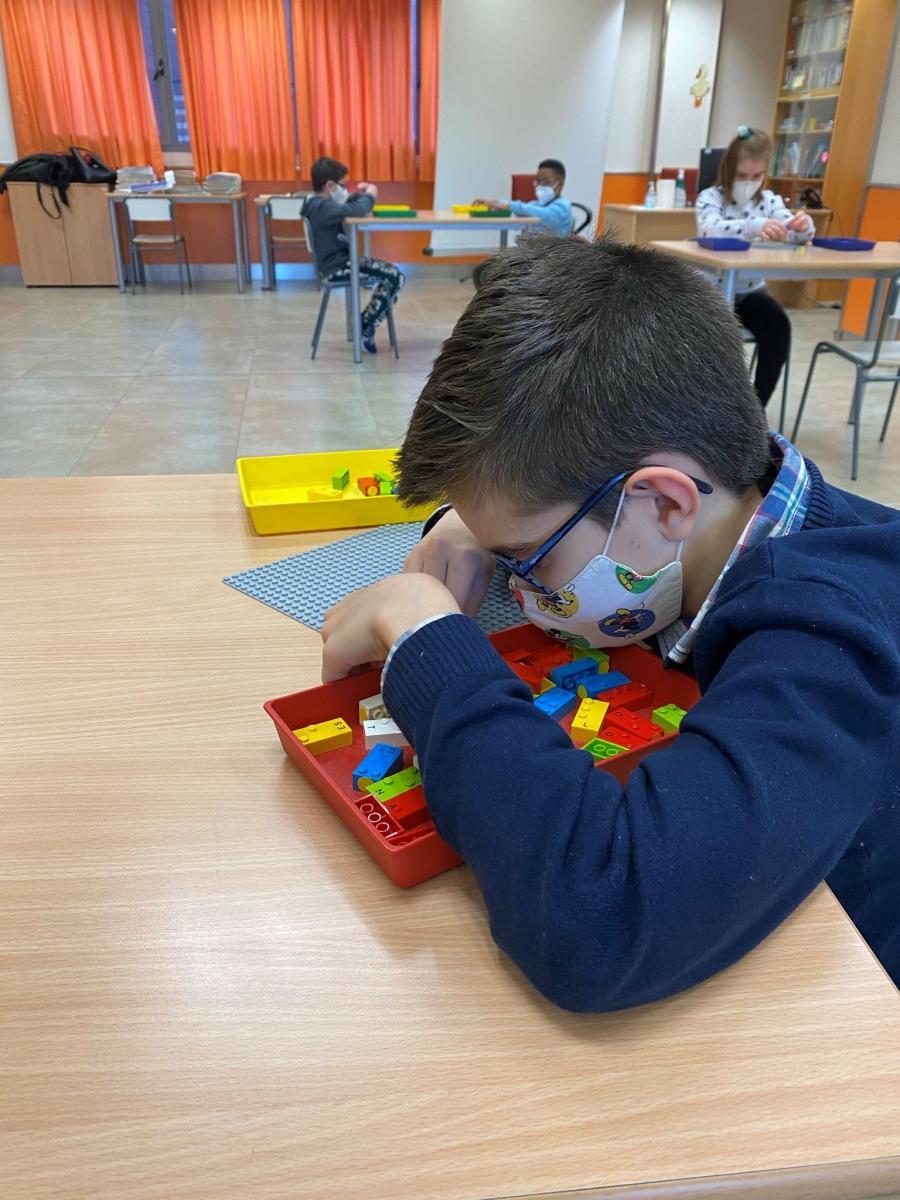 Grupo de escolares jugando con las piezas de Lego