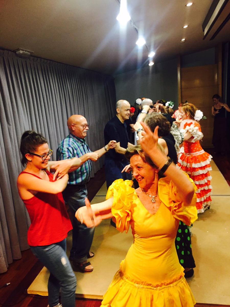 Varias de las parejas bailando sevillanas