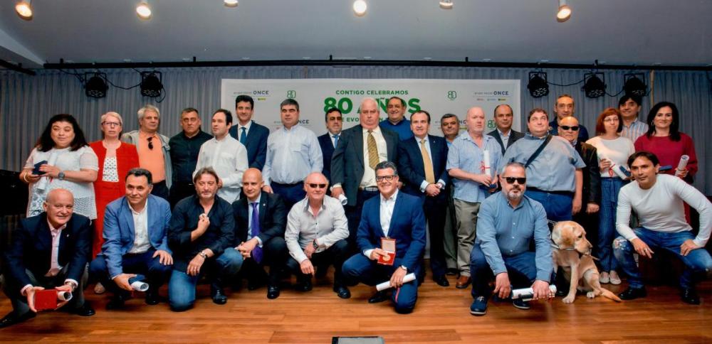 Grupo de homenajeados por los 25 y 35 años de servicio