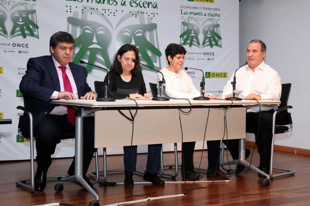 Miembros de La Platea leyendo su trabajo