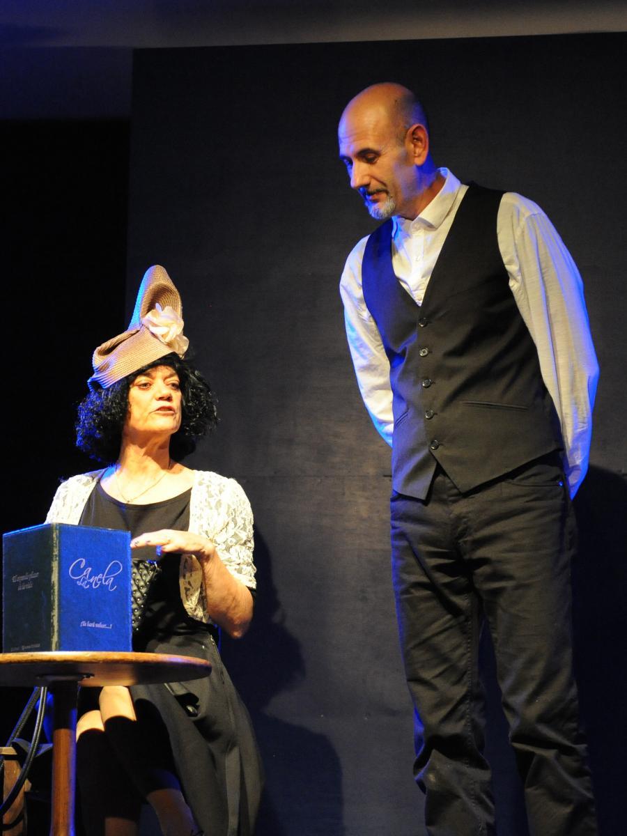 Momento de la representación de Historias Mínimas con Elena Peralta y Edu de la Fuente