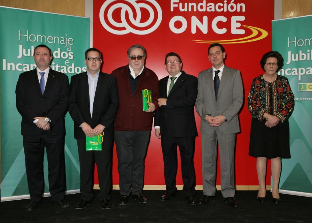 Foto de familia de las personalidades y algunos de los trabajadores homenajeados
