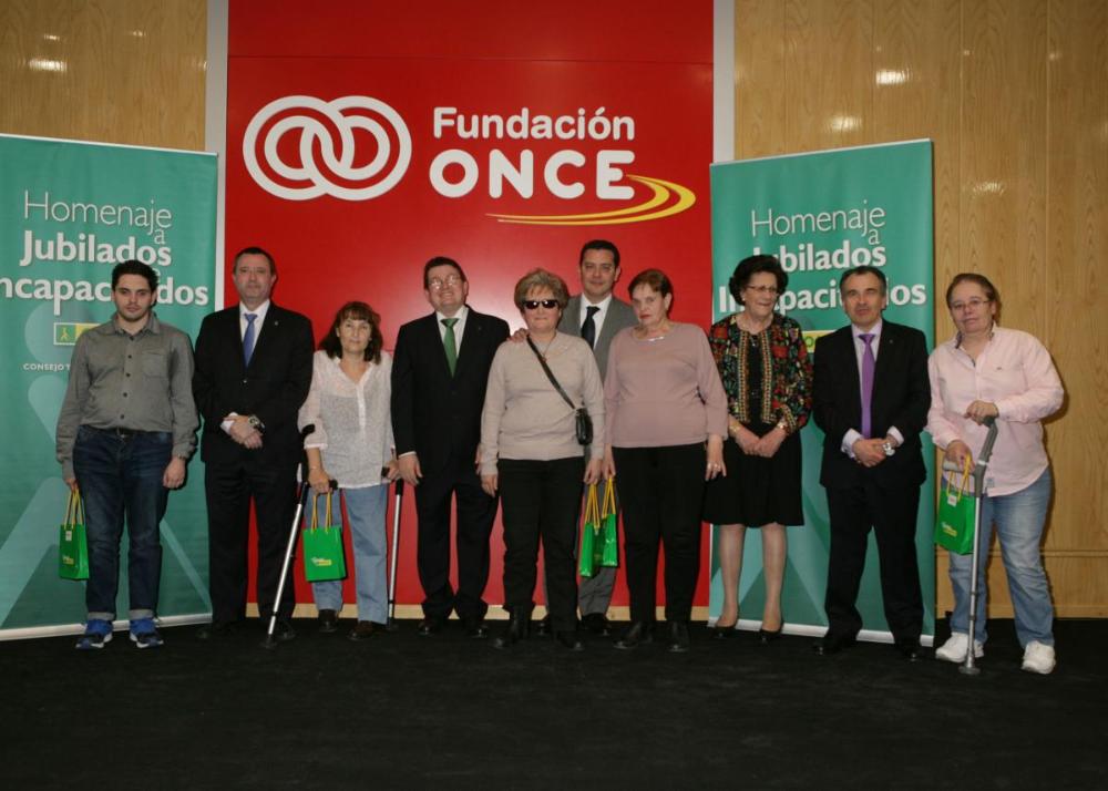 Foto de familia homenaje de las personalidades y algunos de los homenajeados