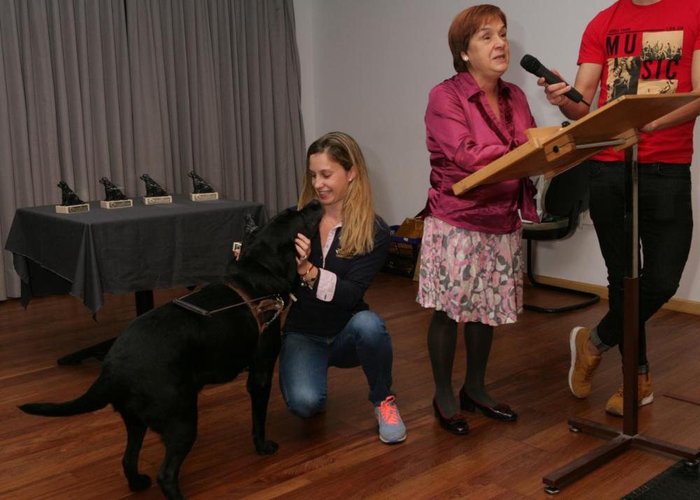 Una usuaria de perro guía recibe el homenaje a su perro jubilado