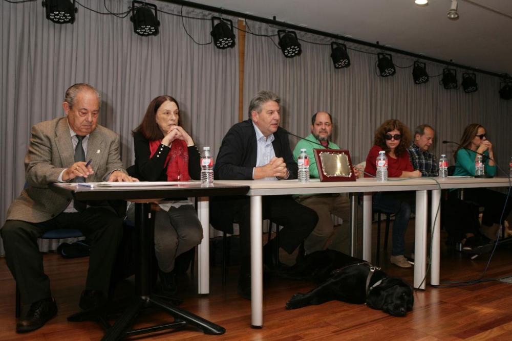 Mesa de autoridades participantes en el homenaje a los perro guía jubilados