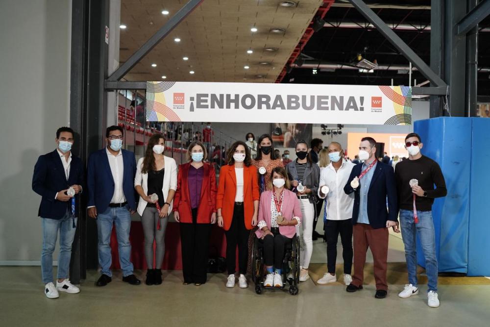 lLos deportistas posan junto a la presidenta de la Comunidad