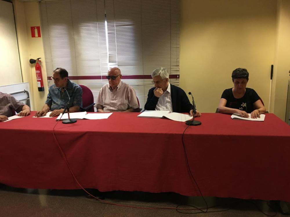  Miembros del Club Braille durante su lectura del mes de junio