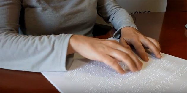 imagen_de_una_persona_leyendo_en_braille.jpg
