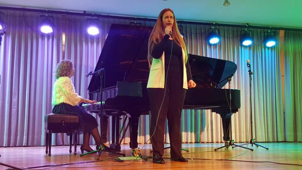 Robin Dee y Carolina Loureiro durante su actuación