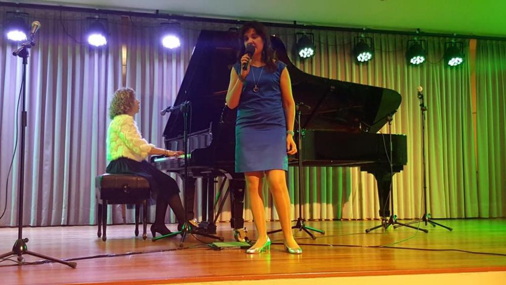 Loly y Carolina durante su actuación