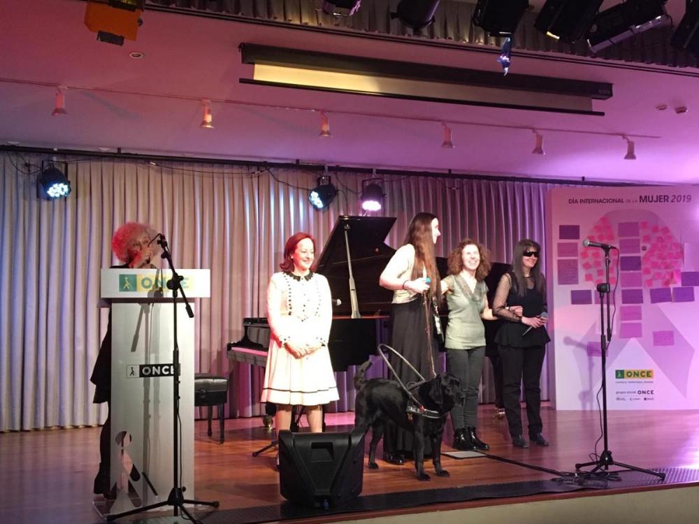 Todas las artistas saludan desde el escenario