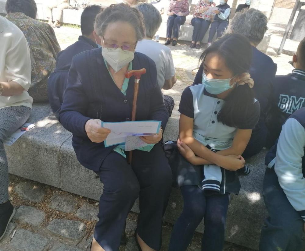 Un grupo de mayores y niños compartiendo el programa