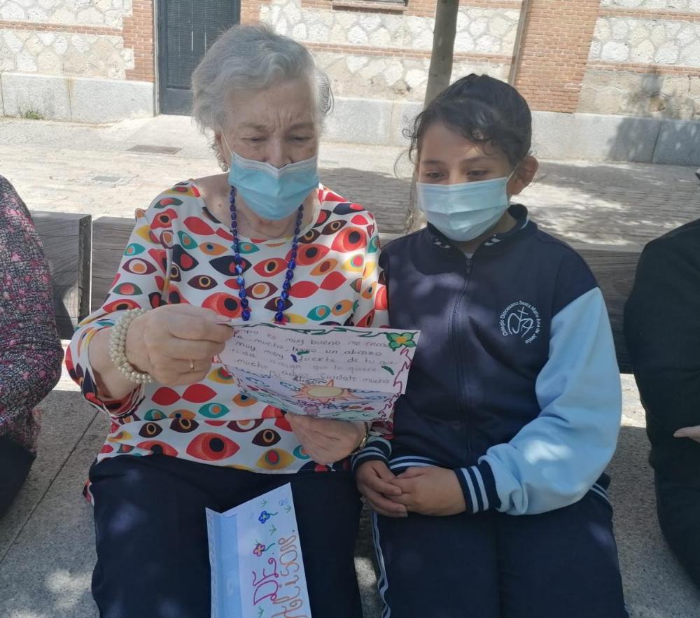 Una mujer mayor y un niño compartiendo el programa