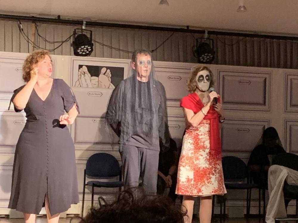 Marina Martín y Ángel Llena junto a la intéprete durante la presentación de la obra