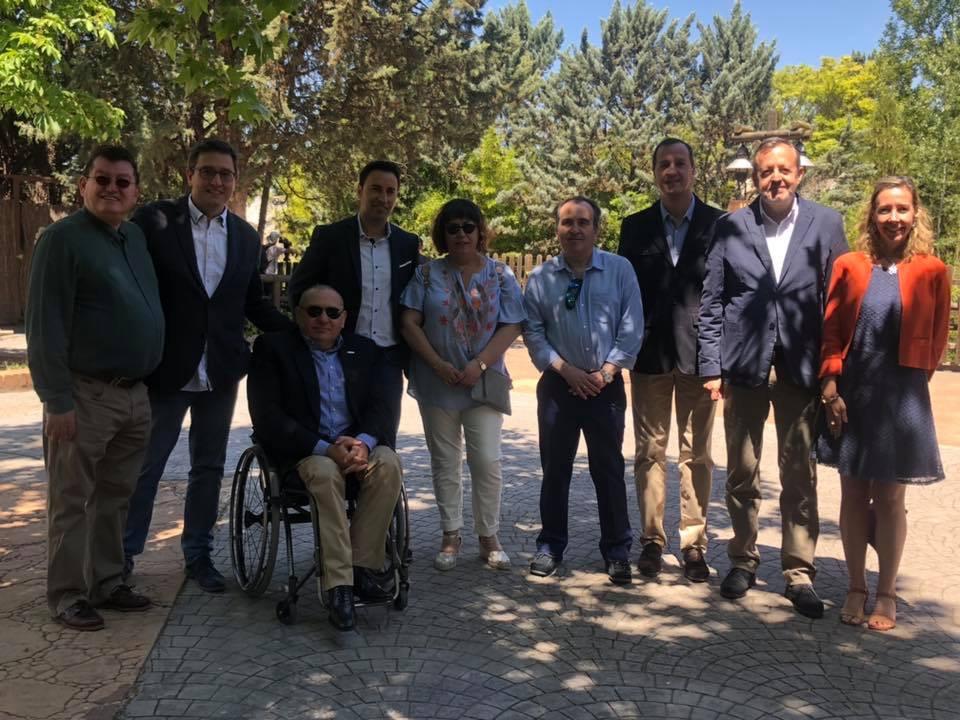 Foto de familia con varias de las autoridades asistentes