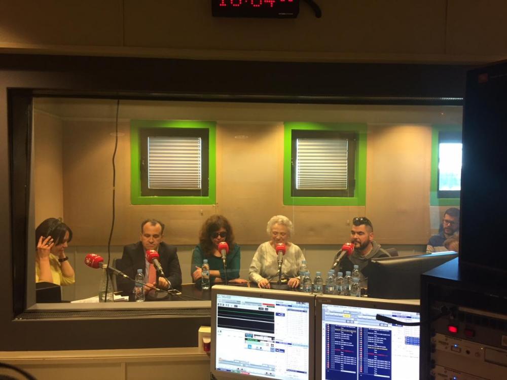 Los invitados delante de los micrófonos esperando el comienzo de la emisión