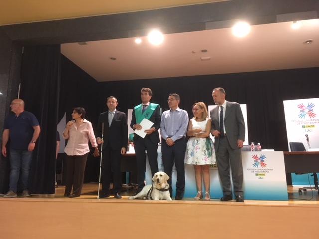 Entrega de diplomas a un grupo de estudiantes